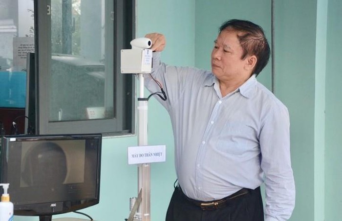 Giáo sư Bùi Văn Ga, nguyên Thứ trưởng Bộ Giáo dục và Đào tạo và nhóm nghiên cứu thuộc Đại học Đà Nẵng đã nghiên cứu, chế tạo thành công máy đo thân nhiệt từ xa, tránh lây nhiễm chéo virus SARS-CoV-2 (Ảnh: VTC News)