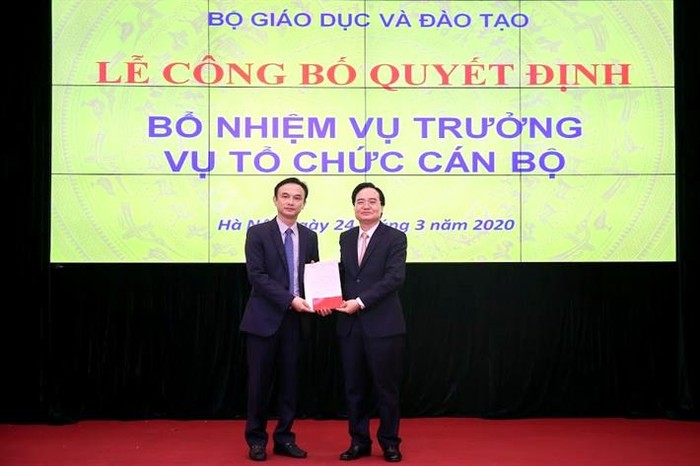 Bộ trưởng Phùng Xuân Nhạ trao quyết định điều động, bổ nhiệm cho Tiến sĩ Nguyễn Viết Lộc (Ảnh: moet.gov.vn)