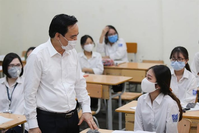 Bộ trưởng Phùng Xuân Nhạ trò chuyện, động viên học sinh Trường Trung học phổ thông Phan Đình Phùng (Hà Nội)