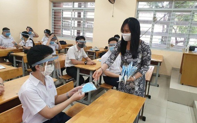Bộ Giáo dục và Đào tạo yêu cầu dừng thực hiện giãn cách và đeo khẩu trang trong lớp học (Ảnh minh họa: VTV)