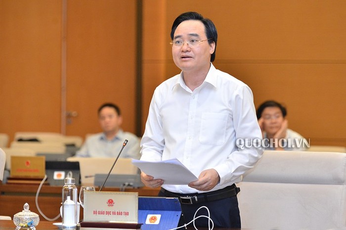 Bộ trưởng Bộ Giáo dục và Đào tạo Phùng Xuân Nhạ trình bày báo cáo tại phiên họp của Ủy ban Thường vụ Quốc hội ngày 16/5 (Ảnh: quochoi.vn)