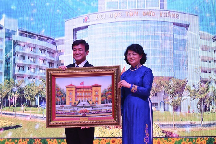Ngày 23/09/2017, Đại học Tôn Đức Thắng vinh dự đón tiếp Phó Chủ tịch nước Đặng Thị Ngọc Thịnh đến thăm và dự Lễ kỷ niệm 20 năm thành lập Trường