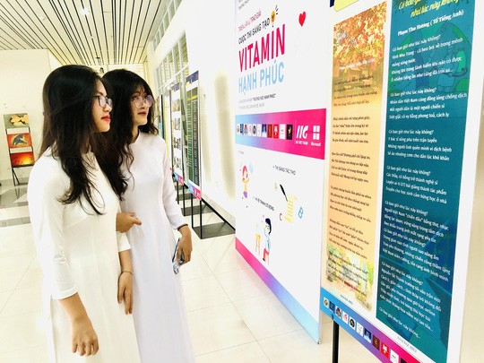 Học sinh tham dự triển lãm cuộc thi sáng tạo Vitamin Hạnh phúc trong khuôn khổ lễ bế giảng (Ảnh nhà trường cung cấp)