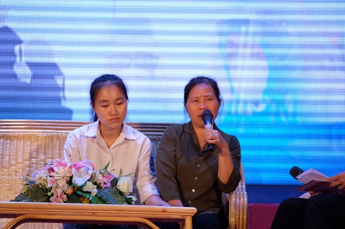 Hai mẹ con em Lê Thu Hiền (Ảnh: Nam Nam)