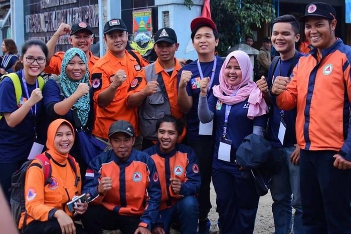 Khi là sinh viên năm 2, Phương Mai (ngoài cùng bên trái, hàng thứ 2) tham gia chương trình ASEAN Youth Volunteer Program tại Indonesia