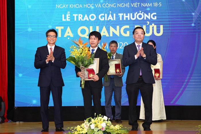 Tiến sĩ Nguyễn Trương Thanh Hiếu (giữa) tại Lễ trao giải thưởng Tạ Quang Bửu năm 2020 (ảnh nhân vật cung cấp)