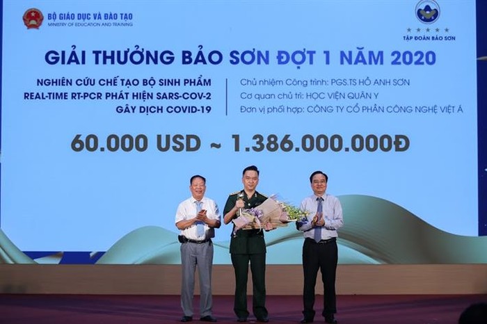 Bộ trưởng Phùng Xuân Nhạ trao giải thưởng Bảo Sơn đặc biệt năm 2020 cho công trình nghiên cứu chế tạo bộ sinh phẩm real-time RT-PCR phát hiện SARS-CoV-2 gây dịch Covid-19 do Học viện Quân y (Ảnh: moet.gov.vn)