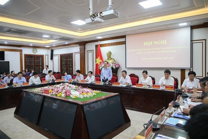 Quang cảnh buổi làm việc của Bộ trưởng Phùng Xuân Nhạ với Ban Chỉ đạo thi tốt nghiệp trung học phổ thông năm 2020 tỉnh Hà Nam (Ảnh: moet.gov.vn)