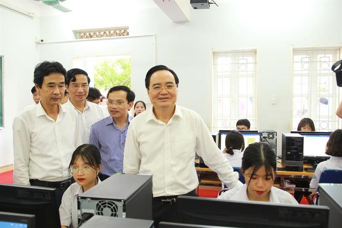 Bộ trưởng Phùng Xuân Nhạ tới thăm và trao tặng Trường trung học phổ thông Tô Hiệu, Thành phố Sơn La một phòng máy vi tính