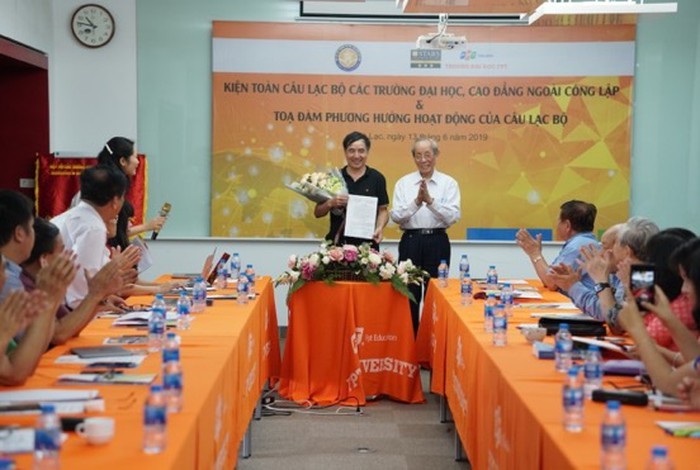 Năm 2019, Giáo sư, Tiến sĩ Trần Hồng Quân - Chủ tịch Hiệp hội trao Quyết định và tặng hoa tặng Tiến sĩ Lê Trường Tùng – Chủ tịch Đại học FPT được Hiệp hội cử đảm nhiệm Chủ nhiệm Câu lạc bộ Các trường Đại học,Cao đẳng ngoài công lập.