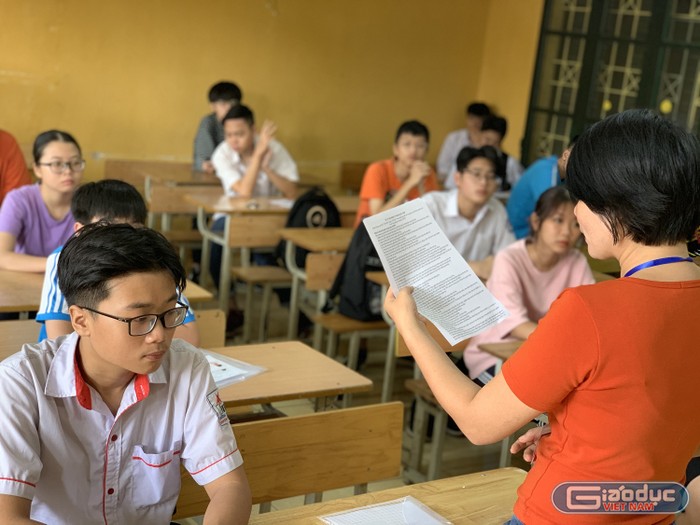 Thí sinh làm thủ tục thi lớp 10 năm học 2020-2021 tại điểm thi trường Trung học cơ sở Thái Thịnh (Ảnh: Thùy Linh)