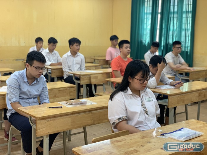 Theo ghi nhận của phóng viên Giáo dục Việt Nam, tại điểm thi Trung học cơ sở Thái Thịnh (Đống Đa, Hà Nội) có tổng số thí sinh đăng ký dự thi là 382 chia làm 17 phòng thi (Ảnh: Thùy Linh)