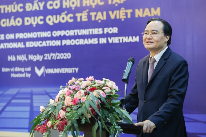 Bộ trưởng Bộ Giáo dục và Đào tạo Phùng Xuân Nhạ chủ trì Hội nghị thúc đẩy cơ hội học tập chương trình giáo dục quốc tế tại Việt Nam. (Ảnh: Bộ Giáo dục và Đào tạo)
