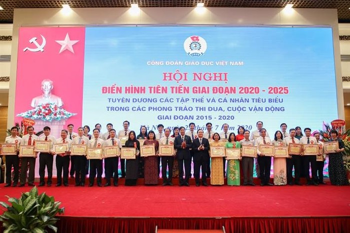 Bộ trưởng Phùng Xuân Nhạ và Chủ tịch Công đoàn giáo dục Việt Nam Vũ Minh Đức trao bằng khen, quà lưu niệm cho 34 tập thể được vinh danh tại Hội nghị (Ảnh: Bộ Giáo dục và Đào tạo)