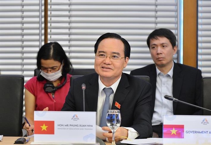Bộ trưởng Phùng Xuân Nhạ phát biểu tham luận tại Hội nghị (ảnh: moet.gov.vn)