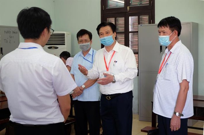 Thứ trưởng Nguyễn Hữu Độ trao đổi về Quy chế với cán bộ chấm thi (ảnh: moet.gov.vn)