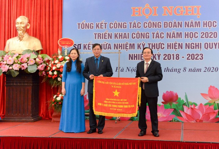 Bộ trưởng Phùng Xuân Nhạ trao Cờ thi đua của Chính phủ tặng Công đoàn Giáo dục Việt Nam (ảnh: Bộ Giáo dục và Đào tạo)