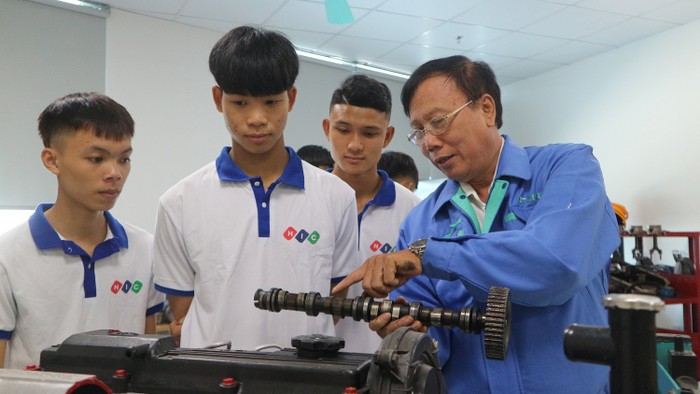 Sinh viên học ngành Công nghệ ô tô tại trường Cao đẳng Quốc tế Hà Nội