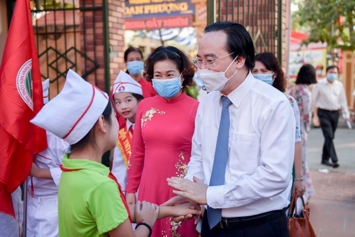 Bộ trưởng Nhạ đến thăm, và chúc mừng các thầy cô giáo, các em học sinh Trường tiểu học Thị trấn Phùng (huyện Đan Phượng) (ảnh: moet.gov.vn)