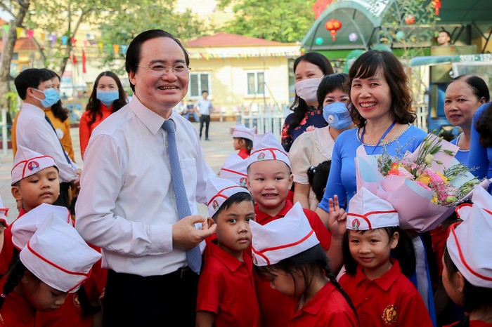 Bộ trưởng Phùng Xuân Nhạ đã dành thời gian thăm hỏi, động viên các thầy cô giáo, các em học sinh và các bậc phụ huynh trường Tiểu học Đan Phượng trước thềm năm học mới (ảnh: moet.gov.vn)