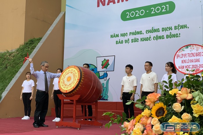 Thầy Nguyễn Xuân Khang đánh trống khai giảng năm học mới 2020-2021 (ảnh: Thùy Linh)