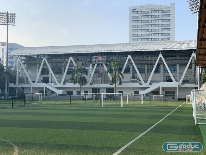 Cơ sở vật chất hiện đại, khang trang, sân bóng đạt chuẩn 2 sao của FIFA tại trường Đại học Tôn Đức Thắng (ảnh:T.L)