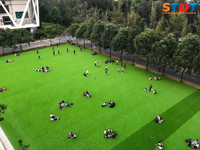 Từ khi sân cỏ quốc phòng của Trường được xây lên thì có lẽ nó trở thành 1 trong những nơi được các bạn sinh viên ưu ái lựa chọn nhất để nghỉ ngơi, tâm sự cùng bạn bè sau những giờ học (ảnh: TDTU)
