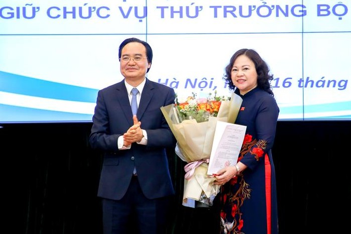 Bộ trưởng Phùng Xuân Nhạ trao Quyết định bổ nhiệm cho tân Thứ trưởng Bộ Giáo dục và Đào tạo Ngô Thị Minh (ảnh: moet.gov.vn)