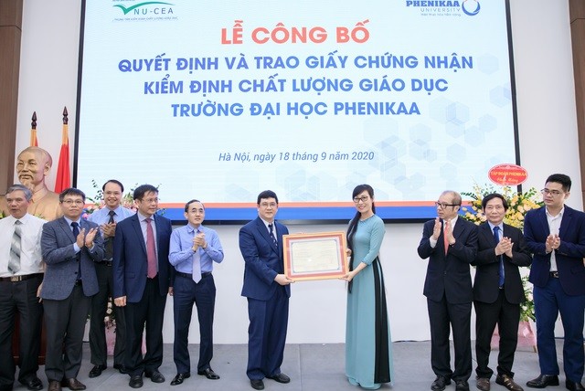 Trung tâm Kiểm định chất lượng giáo dục đại học - Đại học Quốc gia Hà Nội trao giấy chứng nhận cho trường Đại học Phenikaa.