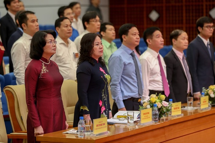 Phó Chủ tịch nước Đặng Thị Ngọc Thịnh và các đại biểu dự lễ chào cờ (ảnh: Bộ Giáo dục và Đào tạo)