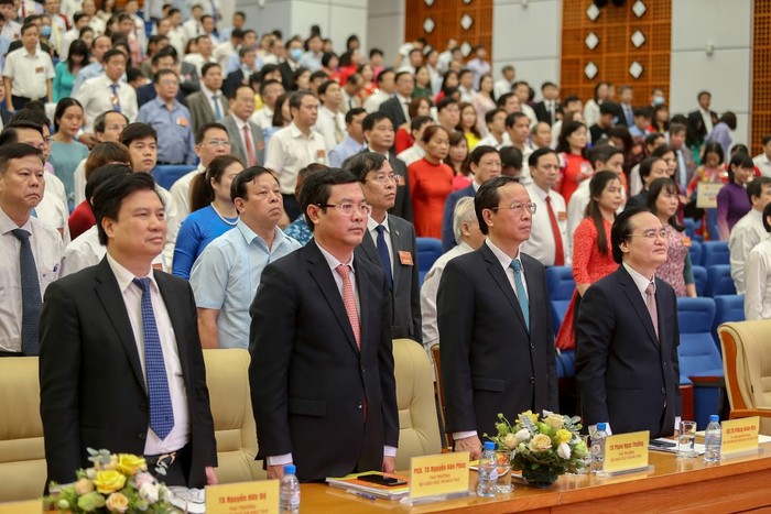 Bộ trưởng Phùng Xuân Nhạ cùng các thứ trưởng dự lễ chào cờ (ảnh: Bộ Giáo dục và Đào tạo)