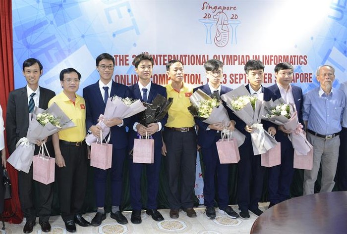 Ông Mai Văn Trinh, Cục trưởng Cục Quản lí chất lượng chúc mừng các thí sinh đoạt giải (ảnh: (Bộ Giáo dục và Đào tạo)