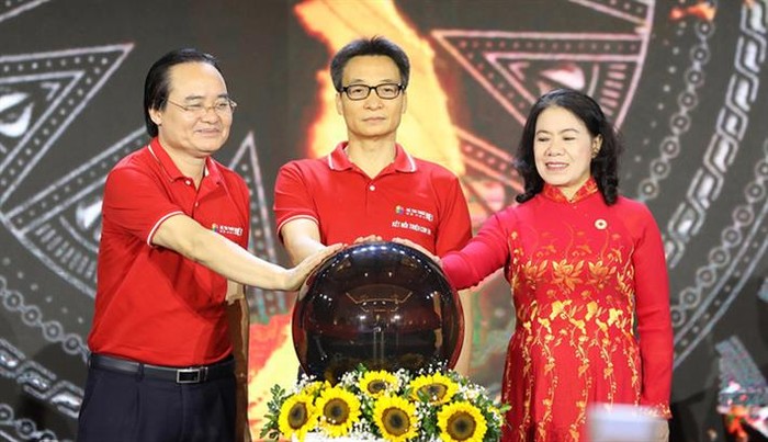 Phó Thủ tưởng Vũ Đức Đam, Bộ trưởng Phùng Xuân Nhạ và đại diện Hội chữ thập đỏ Việt Nam thực hiện nghi thức ra mắt các nền tảng công nghệ (ảnh: Bộ Giáo dục và Đào tạo)