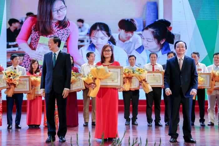 Cô giáo Hà Ánh Phượng, giáo viên trường trung học phổ thông Hương Cần, Phú Thọ được vinh danh tại Đại hội thi đua yêu nước ngành giáo dục lần thứ VII (ảnh: Bộ Giáo dục và Đào tạo)