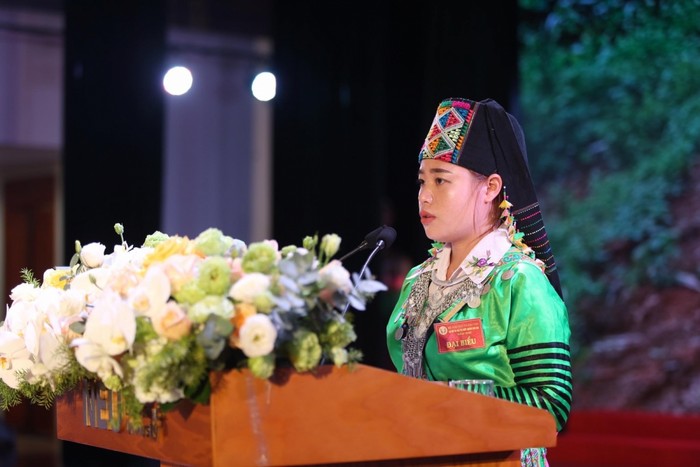 Với những nỗ lực và thành tích của bản thân, cô Sung Thị Tông là một trong những giáo viên xuất sắc được vinh danh tại Đại hội thi đua yêu nước lần thứ 7 ngành giáo dục. (ảnh: Bộ giáo dục và đào tạo)