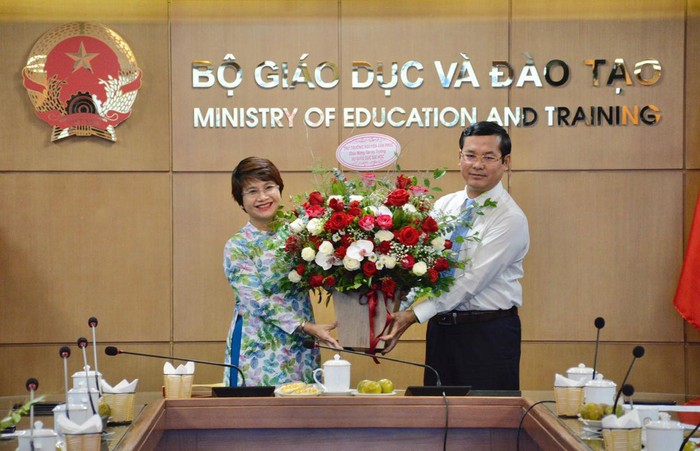 Thứ trưởng Nguyễn Văn Phúc chúc mừng Vụ trưởng Vụ giáo dục đại học (ảnh: Bộ Giáo dục và Đào tạo)