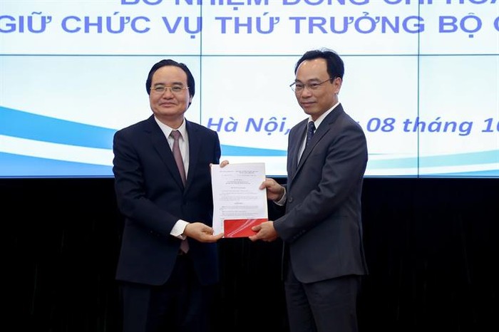 Bộ trưởng Phùng Xuân Nhạ trao quyết định bổ nhiệm cho tân Thứ trưởng Hoàng Minh Sơn (ảnh: moet.gov.vn)