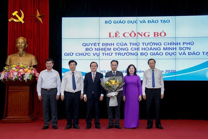 Tân Thứ trưởng Hoàng Minh Sơn nhận hoa chúc mừng của Bộ trưởng Phùng Xuân Nhạ và các Thứ trưởng Bộ Giáo dục và Đào tạo (ảnh: moet.gov.vn)