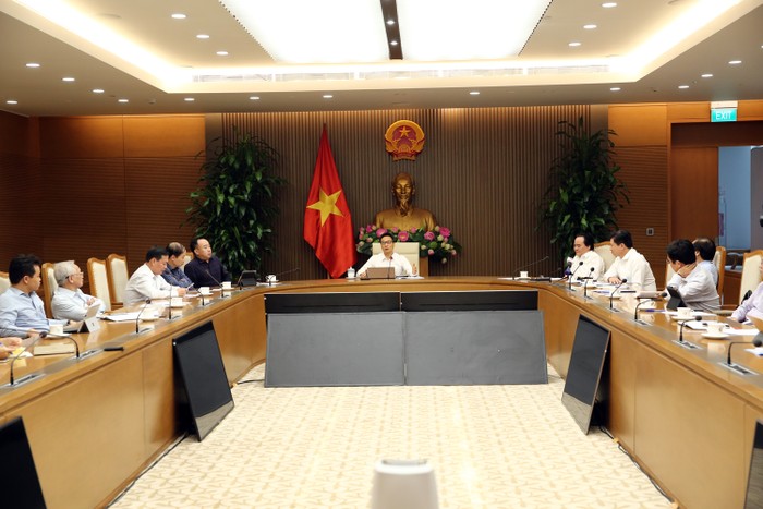 Ngày 12/10, lãnh đạo Bộ Giáo dục đã báo cáo Phó Thủ tướng Vũ Đức Đam về việc xử lý các ý kiến góp ý cho nội dung sách giáo khoa tiếng Việt lớp 1. (ảnh: Đình Nam/VGP)