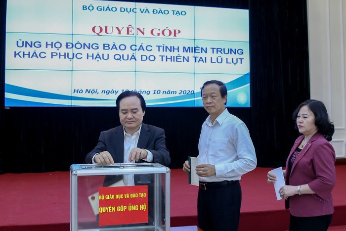 Bộ trưởng Phùng Xuân Nhạ quyên góp ủng hộ đồng bào miền Trung (ảnh: moet.gov.vn)