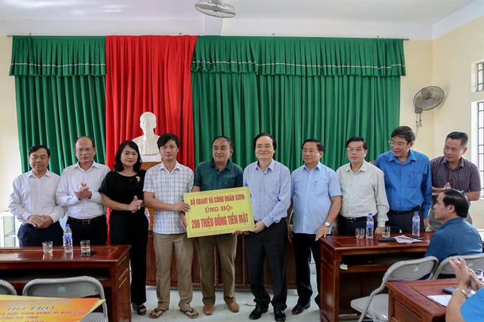 Bộ trường Phùng Xuân Nhạ trao tặng ủng hộ của Bộ Giáo dục và Đào tạo và Công đoàn Giáo dục Việt Nam cho ngành Giáo dục tỉnh Hà Tĩnh (ảnh: moet.gov.vn)
