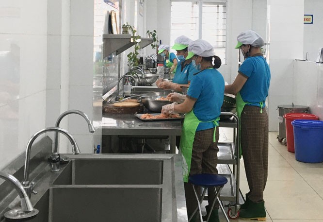 Nhân viên nhà bếp tại các trường học trên địa bàn quận Thanh Xuân đều được tập huấn về kiến thức, kỹ năng bảo đảm an toàn thực phẩm khi làm nhiệm vụ.