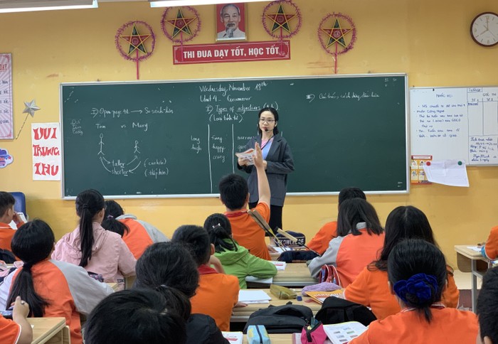 Khung cảnh một tiết học ngoại ngữ của cô Vũ Thị Thanh Thủy tại lớp 6A2 trường Trung học cơ sở Nguyễn Trãi, Ba Đình, Hà Nội