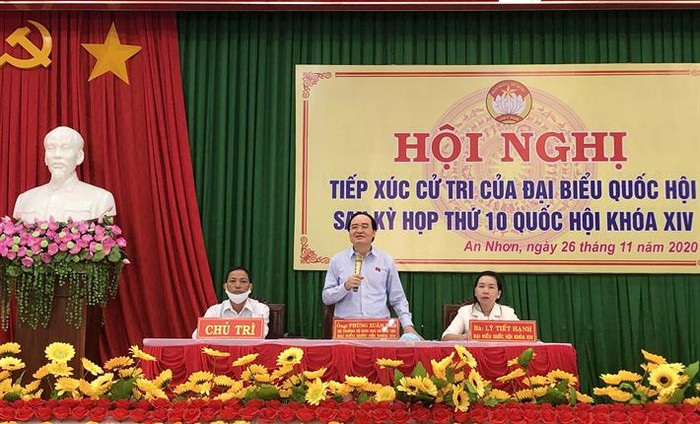 Bộ trưởng Phùng Xuân Nhạ trả lời một số vấn đề cử tri tỉnh Bình Định quan tâm (ảnh: Bộ Giáo dục và Đào tạo)