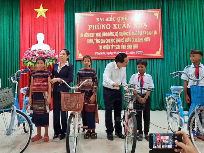 Bộ trưởng Phùng Xuân Nhạ trao tặng 30 chiếc xe đạp cho học sinh có hoàn cảnh khó khăn tại huyện Tây Sơn (ảnh: Bộ Giáo dục và Đào tạo)