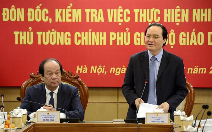 Bộ trưởng Phùng Xuân Nhạ trao đổi với Tổ công tác của Thủ tướng Chính phủ (ảnh: Bộ giáo dục và Đào tạo)