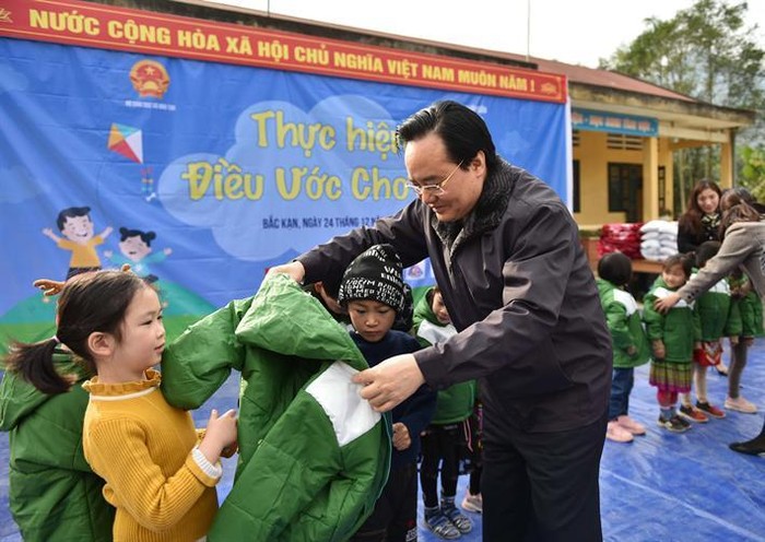 Bộ trưởng Phùng Xuân Nhạ trao tặng gần 400 áo ấm cho học sinh Trường Phổ thông dân tộc bán trú Tiểu học và Trung học cơ sở Nhạn Môn, huyện Pác Nặm, tỉnh Bắc Kạn (ảnh: Bộ giáo dục và Đào tạo)
