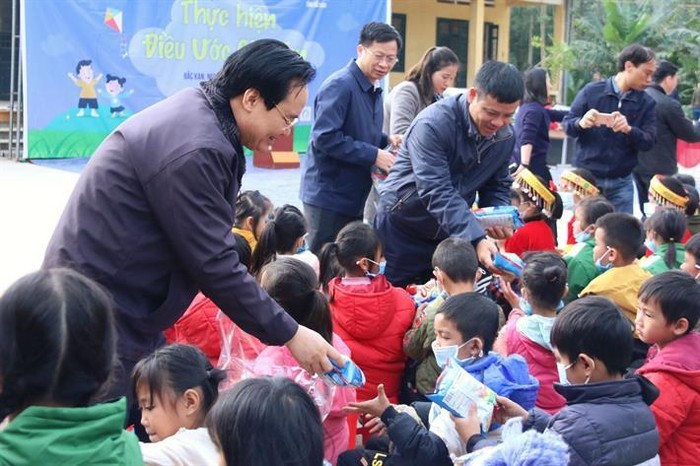 Nhiều phần quà và tình cảm ấm áp đã được gửi tới các em học sinh thuộc vùng khó khăn của tỉnh Bắc Kạn (ảnh: Bộ Giáo dục và Đào tạo)