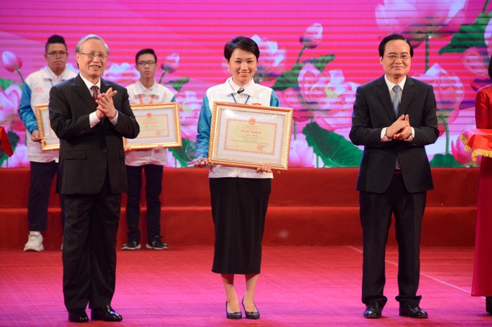 Ủy viên Bộ Chính trị, Thường trực Ban Bí thư Trung ương Đảng - Trần Quốc Vượng và Bộ trưởng Phùng Xuân Nhạ trao giải Nhất (ảnh: Bộ Giáo dục và Đào tạo)