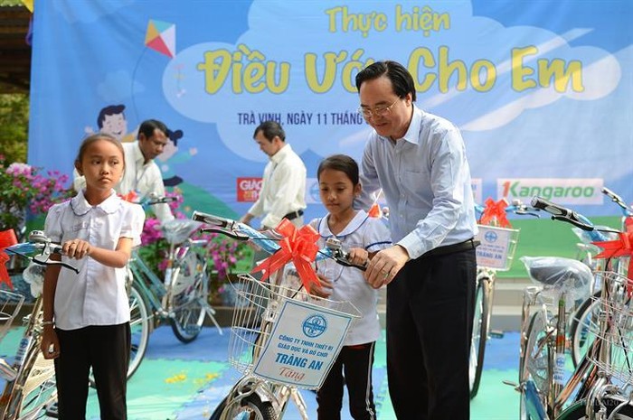 Bộ trưởng Phùng Xuân Nhạ trao tặng 30 chiếc xe đạp cho học sinh có hoàn cảnh khó khăn của Trường Tiểu học Đa Lộc A, huyện Châu Thành, tỉnh Trà Vinh (ảnh: Bộ Giáo dục và Đào tạo)